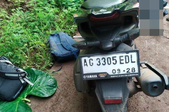 Yamaha Aerox 155 nopol AG 3305 EDL yang ditunggangi dua pelajar di Kediri lalu kecelakaan dan terkapar di jalan
