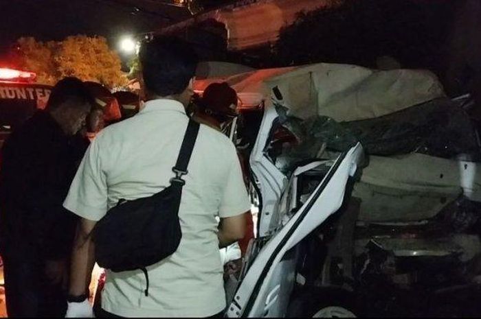 Daihatsu Luxio bobo garasi dan tembok rumah warga di Simpang Cuwik, Sidoharjo, Pacitan, sopir tewas terjepit di kabin