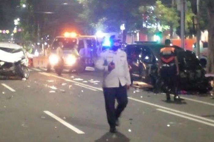 Jaksa dari Kejaksaan Negeri Tanjung Perak Surabaya tabrak lari pedagang kacang lalu terobos lampu merah dan tabrakan beruntun dengan mobil lain lagi di Surabaya