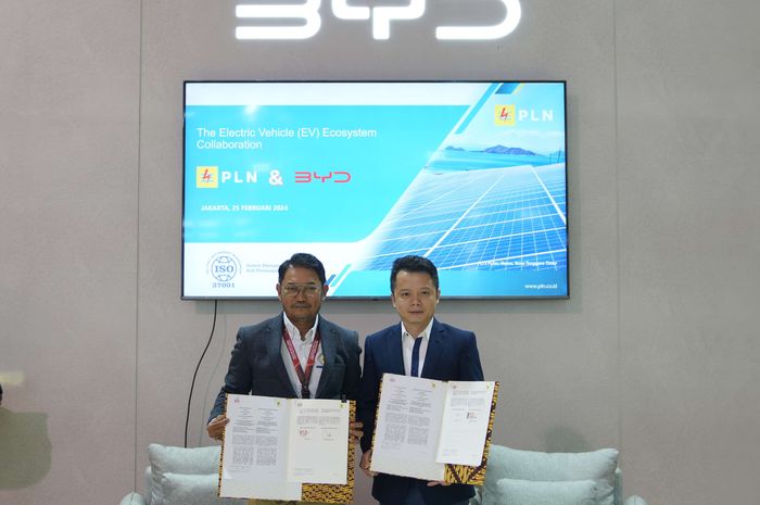 Eagle Zhou (kanan) dan Tonny Bellamy dari PT PLN Persero usai melakukan penandatangan MoU untuk pengembangan infrastruktur dan ekosistem BEV