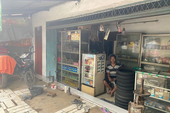 Mangolai (64) pemilik bengkel Soni Jaya Motor di Limo Kota Depok, Jawa Barat yang ditampar konsumen perkara tambal ban