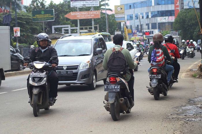 Beberapa pemotor melaju lawan arah di Jl Ir H Juanda Tangerang Selatan