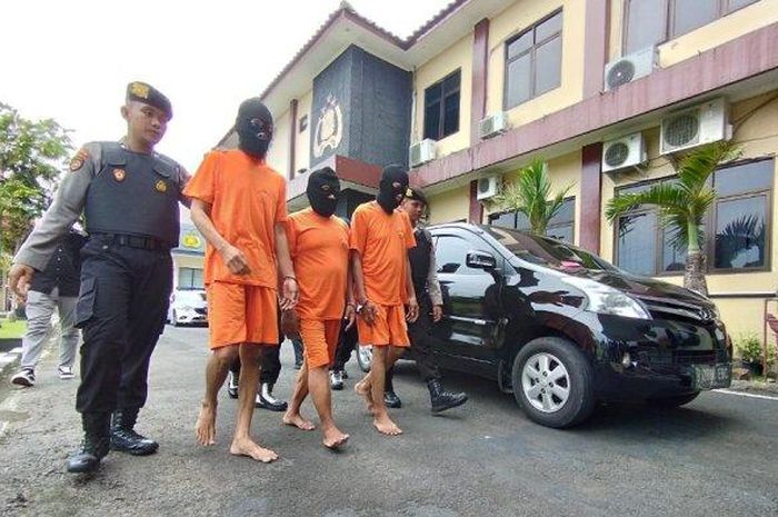 Tiga pelaku penggadai Daihatsu Xenia rental Rp 90 juta yang uangnya niat akan digandakan ke dukun asal Magelang