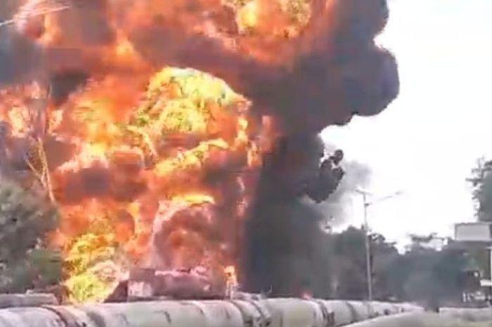 Kobaran api dari terbakar dan meledaknya truk tangki BBM di Dumai Selatan, kota Dumai, Riau