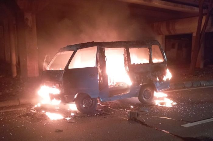 Angkot Suzuki Carry rute Lebakbulus-Parung terbakar di Jl TB Simatupang, Kebayoran Lama, Jakarta Selatan