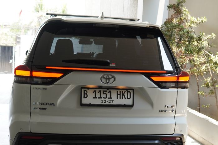 Aksesori ini yang bisa bikin lampu belakang Toyota Kijang Innova Zenix makin elegan.