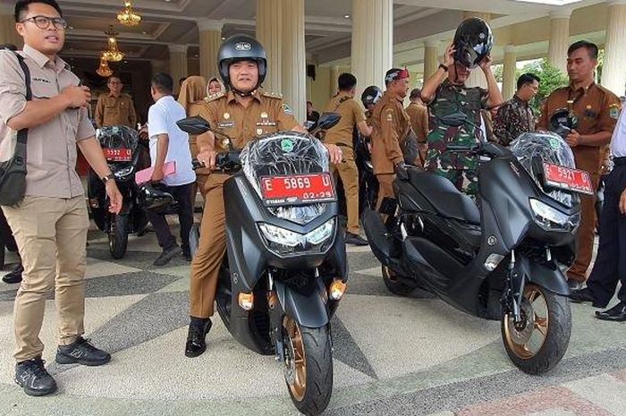 Penjabat Bupati Majalengka, Dedi Supandi saat penyerahan Yamaha NMAX pelat merah ke Kepala Desa dan Lurah se-Majalengka