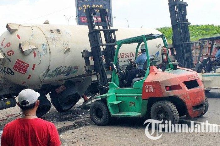Proses evakuasi truk tangki LPG yang terguling di jalan raya Mojokerto-Surabaya, Mliriprowo, Tarik, Sidoarjo, Jawa Timur