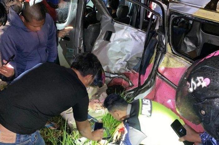 Evakuasi satu keluarga naik Yamaha Aerox 155 tewas ditabrak Daihatsu Gran Max di Bangka Tengah, Bangka Belitung
