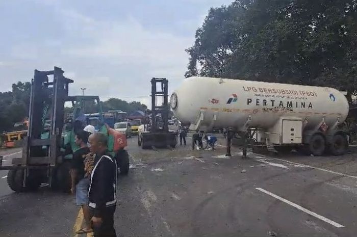 Truk tangki Pertamina rebahan di bypass Mojokerto-Surabaya. Ulah pebalap liar ada yang lawan arah