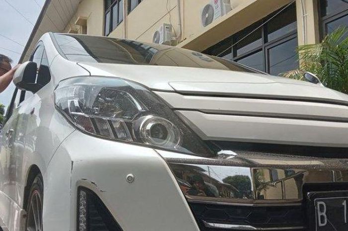 Toyota Alphard yang dipakai Kades Mentengsari, Cikalongkulon, Cianjur saat lempar bom molotov ke posko Caleg PKB 