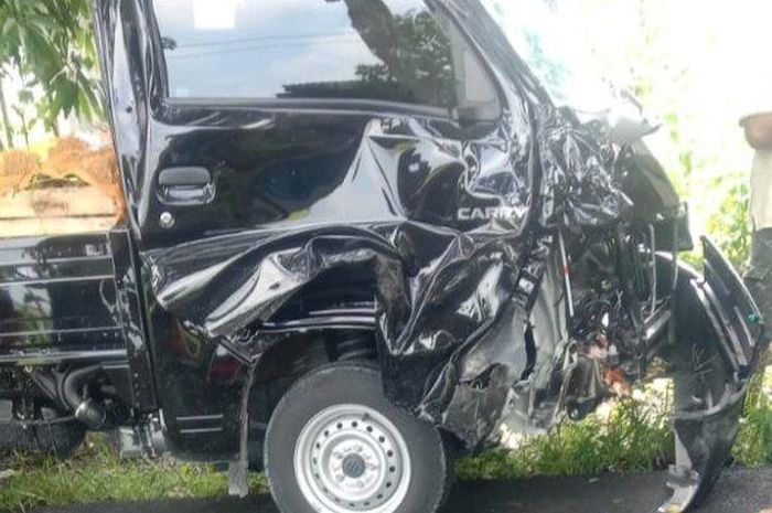 Suzuki Carry Pikap yang menabrak Honda CRF150L hingga membuat dokter hewan muda kelahiran 1996 tewas di Bojonegoro