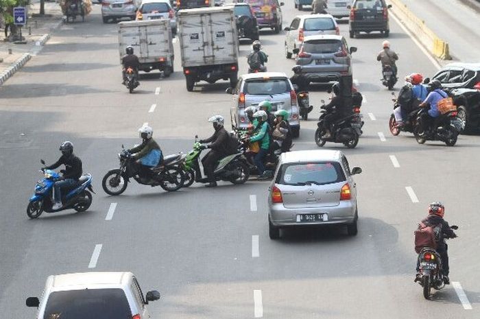 Ilustrasi pemotor lawan arah yang bikin pemotor lain geregetan. 