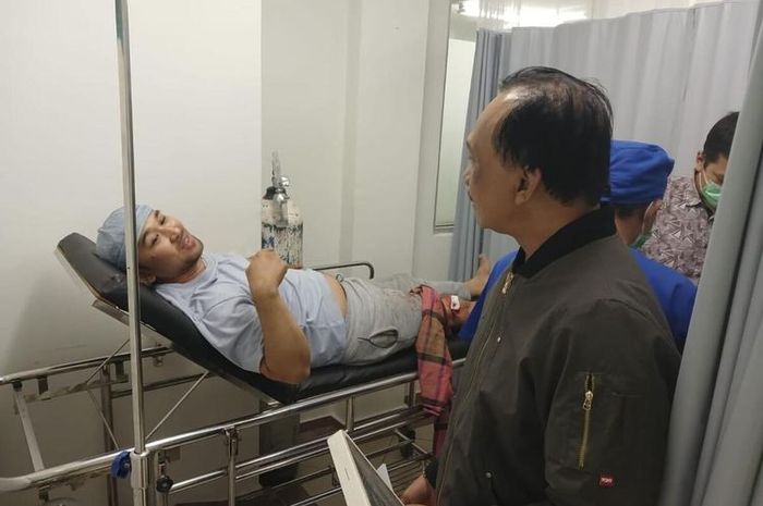 Pria inisial F (34) terbaring di rumah sakit setelah dibacok begal yang merampas Yamaha NMAX miliknya saat jajan siomay di Gunung Putri kabupaten Bogor