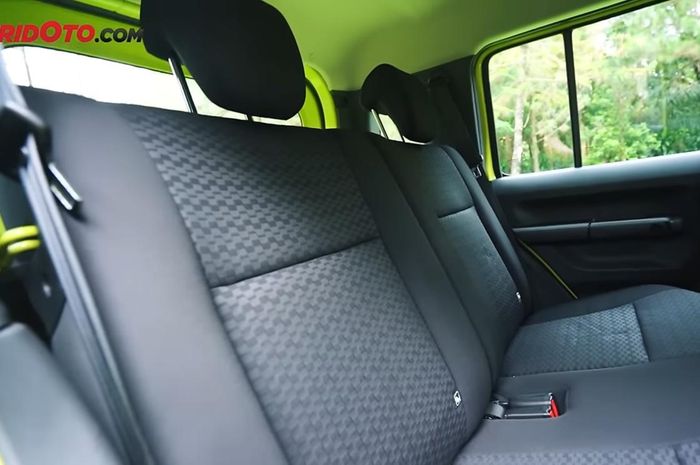 Tampilan jok belakang Suzuki Jimny 5-doors