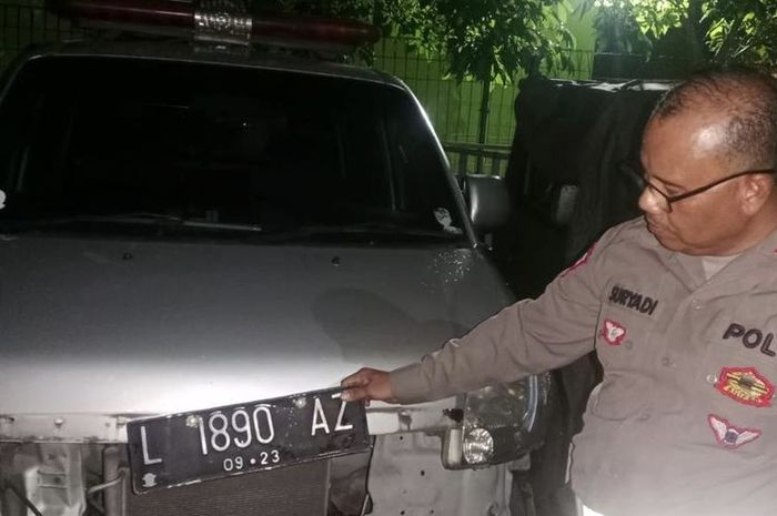 Ambulans yang sempat memakai logo partai Demokrat ketika menabrak lari 5 motor di Simokerto, Surabaya