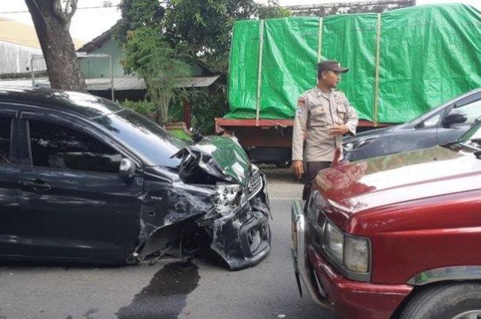 Suzuki Ertiga babak belur usai terlibat kecelakaan karambol. Ban sampai copot
