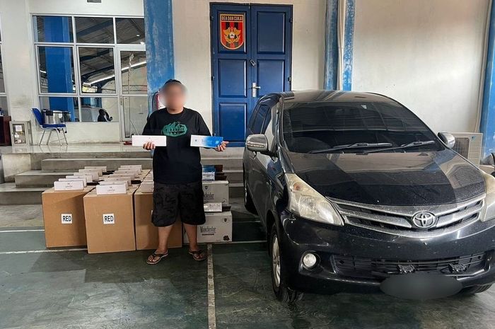 Toyota Avanza hitam yang dipakai menyelundupkan rokok ilegal di kabupaten Langsa, Aceh Timur