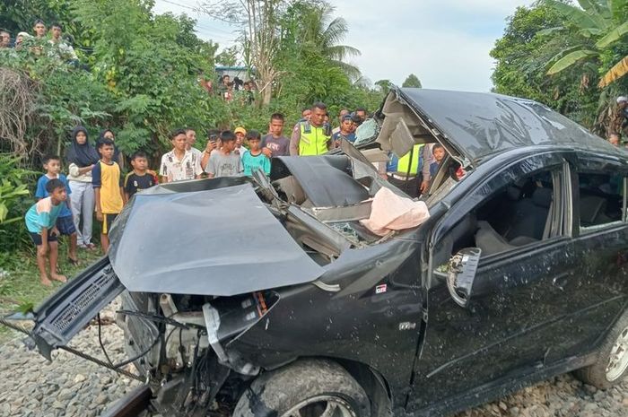 Toyota Agya hancur lebur ditabrak KA Siantar Express U 79 di Persiakan, Padang Hulu, kota Tebing Tinggi, Sumatera Utara