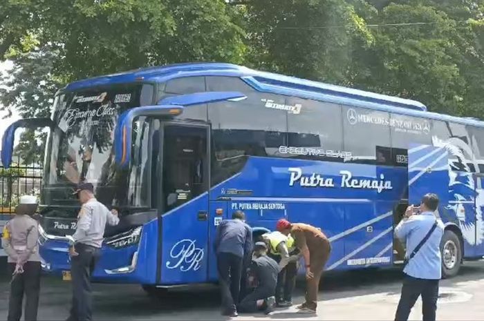 Bus PO Putra Remaja trayek Blitar-Sumatera yang disita aparat gabungan saat kejaring ramp check di terminal Tirtonadi, Solo, Jawa Tengah