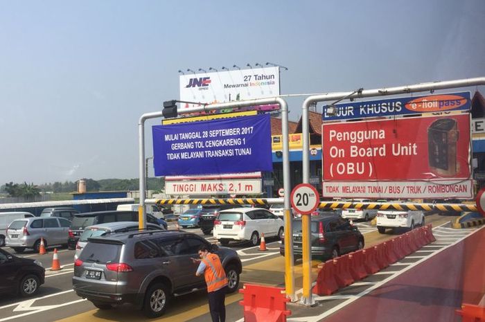 Jalur khusus di gerbang tol dengan sistem pembayaran On Board Unit (OBU)