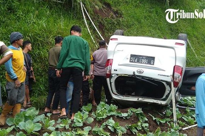 Toyota Avanza rombongan mahasiswa asal Yogyakarta koprol ke jurang di desa Blumbang, Tawangmangu, Karanganyar