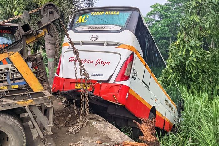 Bus PO Harapan Jaya terjungkal ke sawah karena ditabrak Toyota Kijang Innova di jalan raya Semampir, kota Kediri, Jawa Timur