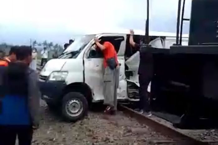 Daihatsu Gran Max ditabrak kereta api wisata di Ambarawa, kabupaten Semarang, Jawa Tengah