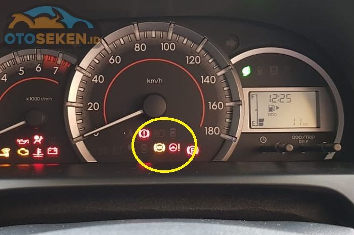 Dalam lingkaran kuning indikator rem ABS di panel instrumen Toyota Avanza Veloz
