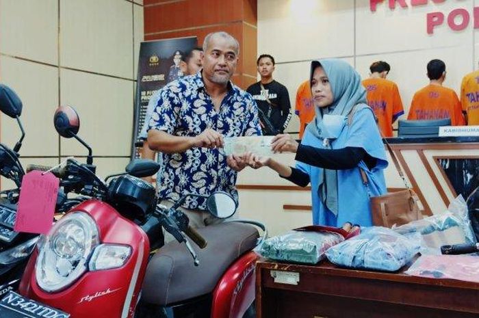 Korban pencurian motor, Lilik Andriyani saat menerima kembali Honda BeAT miliknya dari tim Jatantas Polda Jatim yang sempat hilang dimaling