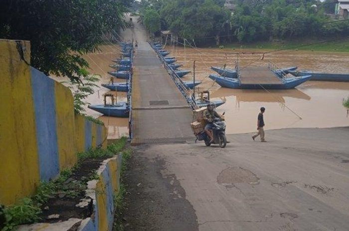 Jembatan perahu milik Haji Endang di Kabupaten Karawang, Jawa Barat.