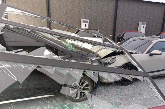 Pengemudi Xpander, berinisial JS (42) menabrak Porsche di showroom Ivan's Motor di PIK 2, Teluk Naga, Kota Tangerang. ditetapkan sebagai tersangka.