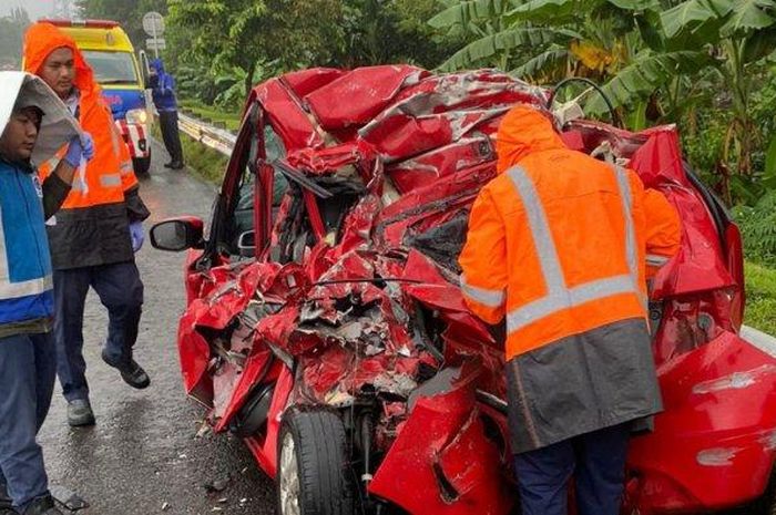 Honda Brio hancur usai terlibat kecelakaan dengan truk tak dikenal di Semarang