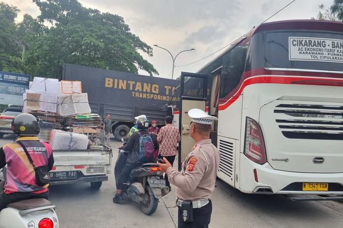 Bus PO Primajasa tabrak truk wing box yang tengah berusaha putar balik di jalan lingkar Karawang, Tanjungmekar, Karawang Barat, Karawang