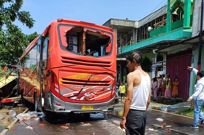 Bus PO Sinar Dempo yang baru keluar dari karoseri alami kecelakaan beruntun maut di turunan Klampok, Singosari, Kabupaten Malang, Jawa Timur