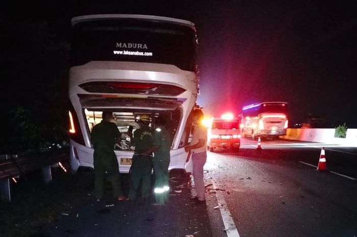 Bus PO Sinar Jaya nopol B 7452 TGD yang ditabrak truk trailer di KM 238+800/A tol Kanci-Pejagan hingga sebabkan dua penumpang tewas