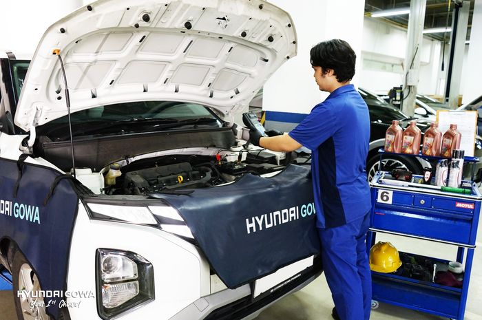 ILUSTRASI. Teknisi Hyundai Gowa sedang melakukan servis rutin kendaraan pelanggan