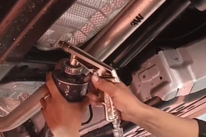 Mobil baru dikasih lapisan antikarat lagi, memangnya perlu?