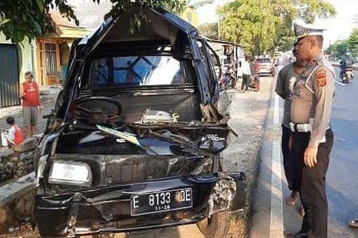 Mitsubishi Colt T120SS hancur lebur tabrak pohon saat mengangkut rombongan pengajian di Indramayu, Jawa Barat