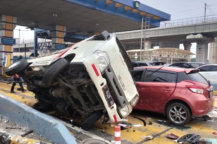 Kecelakaan tabrakan beruntun terjadi di Gerbang Tol Halim Utama, Rabu pagi (27/3/2024).
