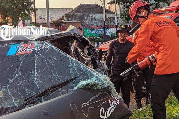 TIM SAR memotong bodi kabin Daihatsu Gran Max Pikap usai tabrak pohon dan pagar SPBU Malangjiwan, Colomadu, Karanganyar