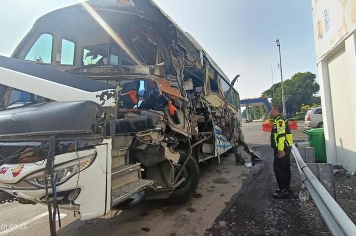 Kondisi bus PO Pahala Kencana setelah kecelakaan dengan truk di tol Tembalang, Semarang