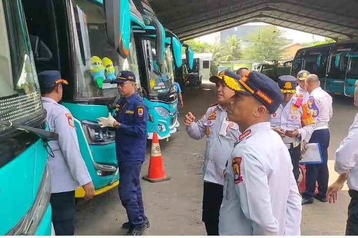 Tim gabungan Dishub Cirebon dan Satresnarkoba Polresta Cirebon sidak sejumlah garasi PO Bus persiapan Mudik lebaran 2024