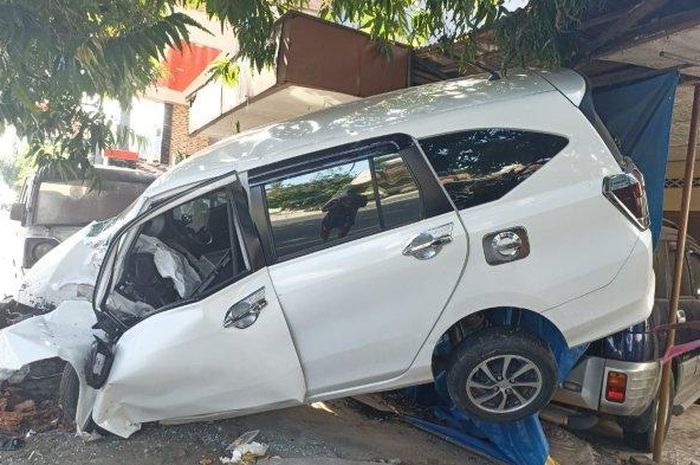 Daihatsu Sigra nungging di depan teras rumah warga. Wajah kondisinya sudah acak-acakan