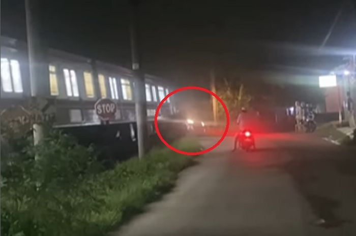 Detik-detik Toyota Avanza diterjang KRL