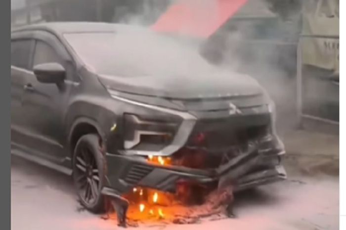Mitsubishi Xpander meleleh bumper depan usai dilalap api. Ahli singgung variasi