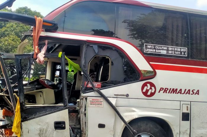 Kecelakaan antara bus dengan 2 minibus di KM 58 + 600 arah Jakarta ruas Tol Jakarta - Cikampek, 