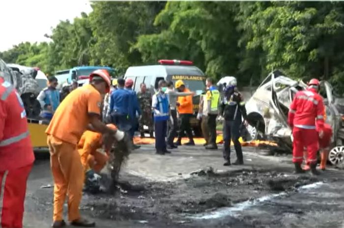 Kecelakaan yang melibatkan tiga mobil di  Tol Japek KM 58 memunculkan banyak korban jiwa
