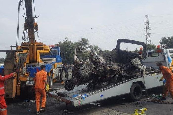 Proses evakuasi bangkai Daihatsu Gran Max yang terbakar usai terlibat kecelakaan di KM 58 tol Jakarta-Cikampek saat contraflow