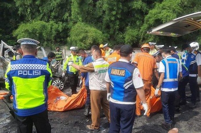 Evakuasi korban tewas terbakar dalam kecelakaan di tol Cikampek Km 58 yang tewaskan 12 orang